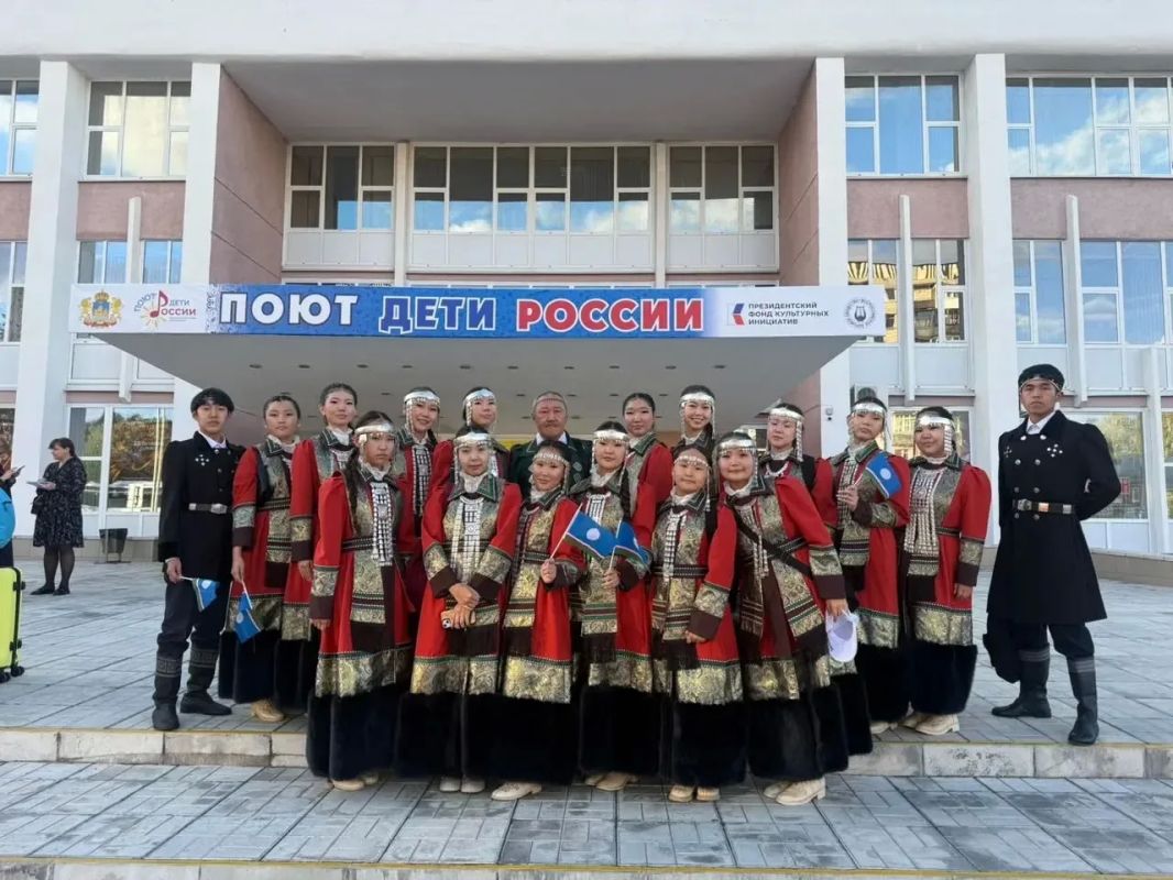Заслуженный образцовый народный ансамбль России «Кэнчээри» достойно представил Якутию в финале VIII хорового фестиваля «Поют дети России», который прошел в Костроме Заслуженный образцовый народный ансамбль России «Кэнчээри» достойно представил Якутию в финале VIII хорового фестиваля «Поют дети России», который прошел в Костроме