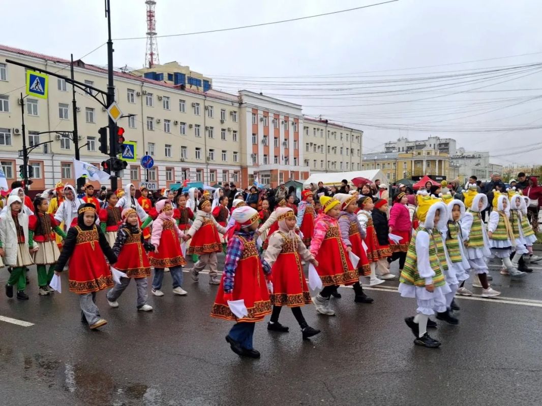 Почти Первомай: в Якутске состоялось шествие трудовых коллективов Почти Первомай: в Якутске состоялось шествие трудовых коллективов