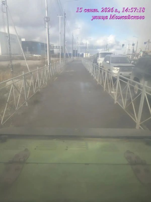 Ежедневно силами подрядной организации ведется уборка тротуаров на территории Гагаринского округа Ежедневно силами подрядной организации ведется уборка тротуаров на территории Гагаринского округа