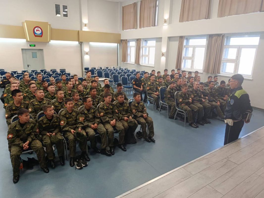 В целях профилактики детского дорожно-транспортного травматизма сотрудники Госавтоинспекции регулярно посещают образовательные учреждения В целях профилактики детского дорожно-транспортного травматизма сотрудники Госавтоинспекции регулярно посещают образовательные учреждения