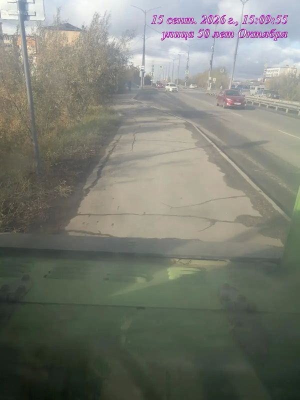 Ежедневно силами подрядной организации ведется уборка тротуаров на территории Гагаринского округа Ежедневно силами подрядной организации ведется уборка тротуаров на территории Гагаринского округа