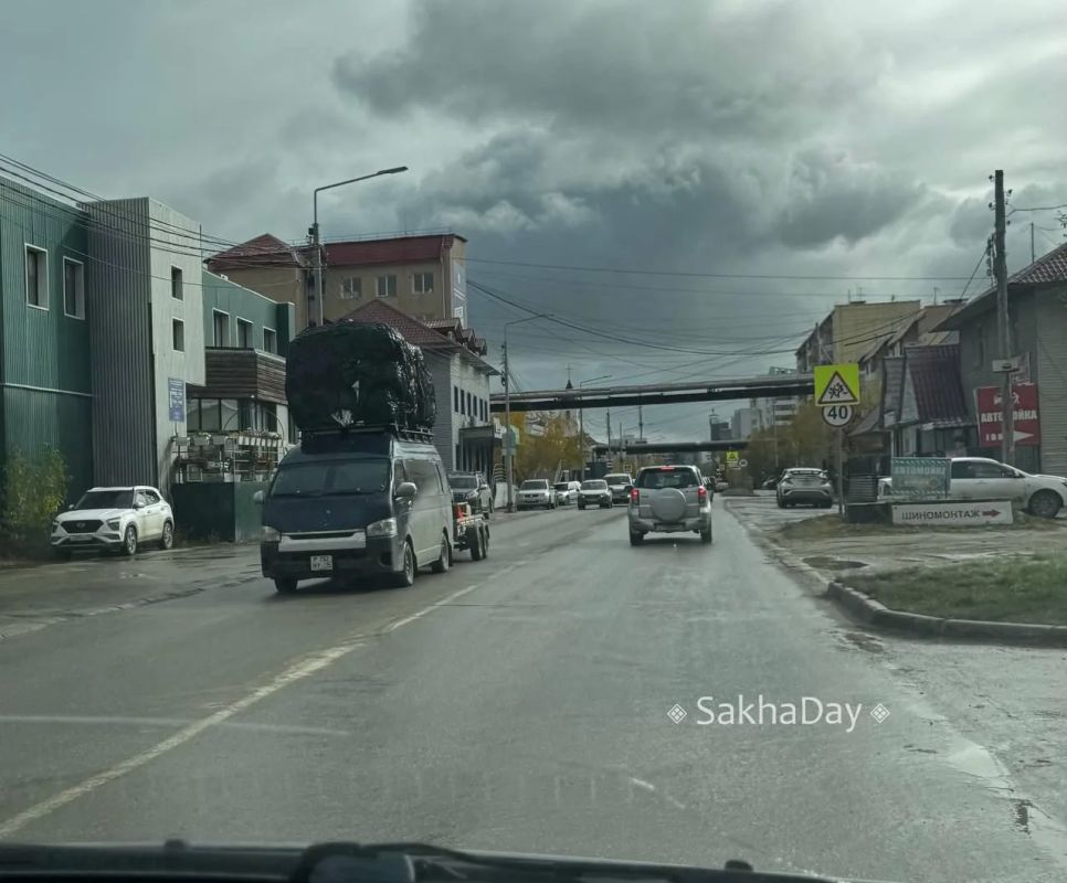 #делятся Фотофакт: Напомнило муравья, который тащит семечку якутские легендарные таксисты