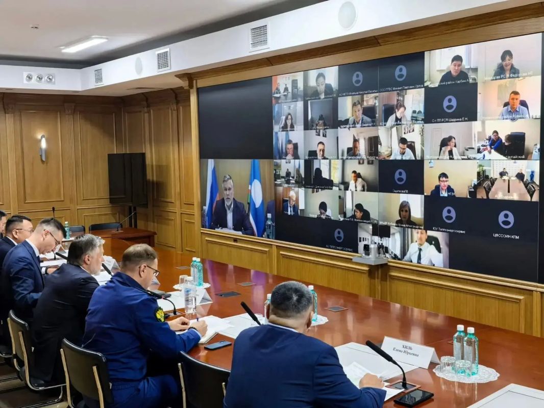 Провел совещание по оплате коммунальных услуг государственными и муниципальными учреждениями Якутии Провел совещание по оплате коммунальных услуг государственными и муниципальными учреждениями Якутии