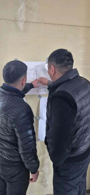 СРЕДНЕКОЛЫМСК. В аэропорту строят два новых объекта Здесь одновременно возводятся новое служебно-пассажирское здание и гараж-стоянка для спецавтотранспорта, совмещённая с пожарным депо СРЕДНЕКОЛЫМСК. В аэропорту строят два новых объекта Здесь одновременно возводятся новое служебно-пассажирское здание и гараж-стоянка для спецавтотранспорта, совмещённая с пожарным депо