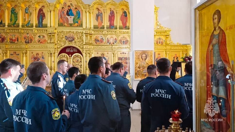 В Якутске прошел молебен для сотрудников МЧС России В Якутске прошел молебен для сотрудников МЧС России