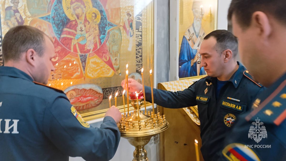 В Якутске прошел молебен для сотрудников МЧС России В Якутске прошел молебен для сотрудников МЧС России