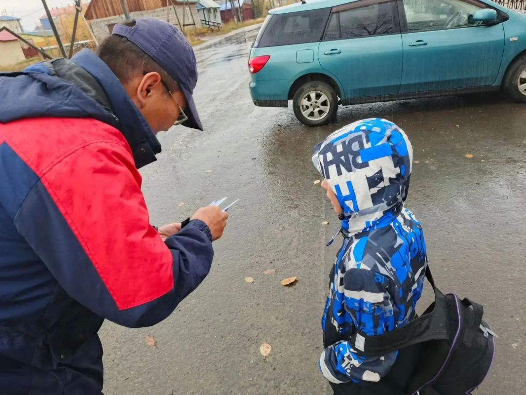 В Алданском районе спасатели научили жителей правилам безопасности на воде и в лесу