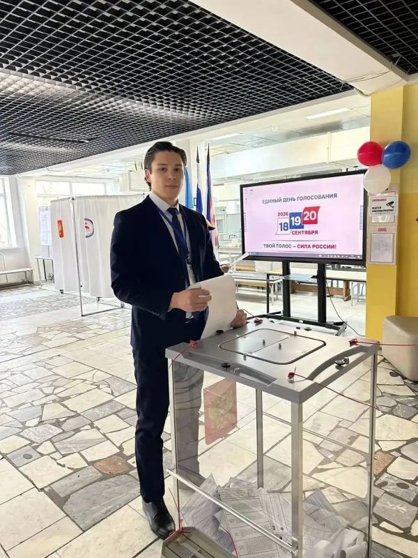 Члены Молодежного правительства Якутии проголосовали на выборах в Госдуму Члены Молодежного правительства Якутии проголосовали на выборах в Госдуму