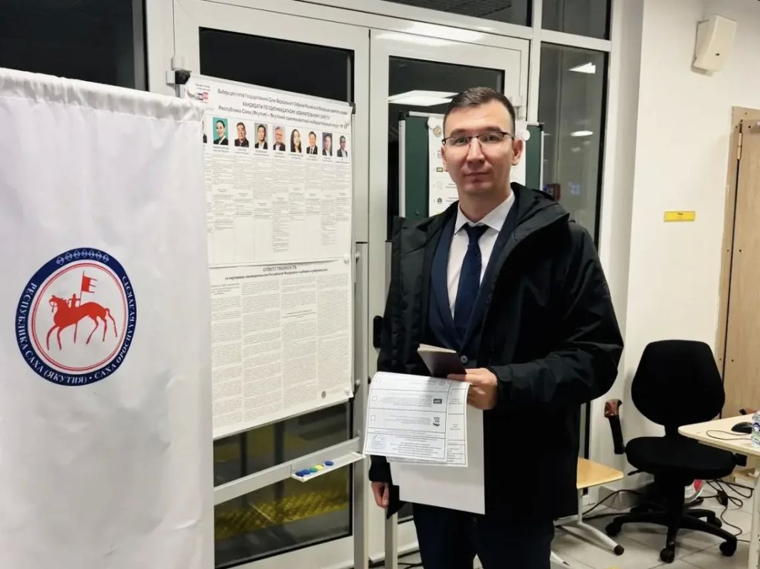 С утра проголосовал на своем избирательном участке С утра проголосовал на своем избирательном участке