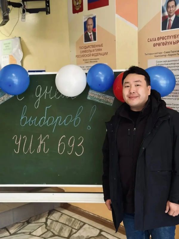 Члены Молодежного правительства Якутии проголосовали на выборах в Госдуму Члены Молодежного правительства Якутии проголосовали на выборах в Госдуму