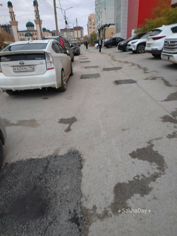 Последствия борьбы с пнями, дорога в "пятнах"