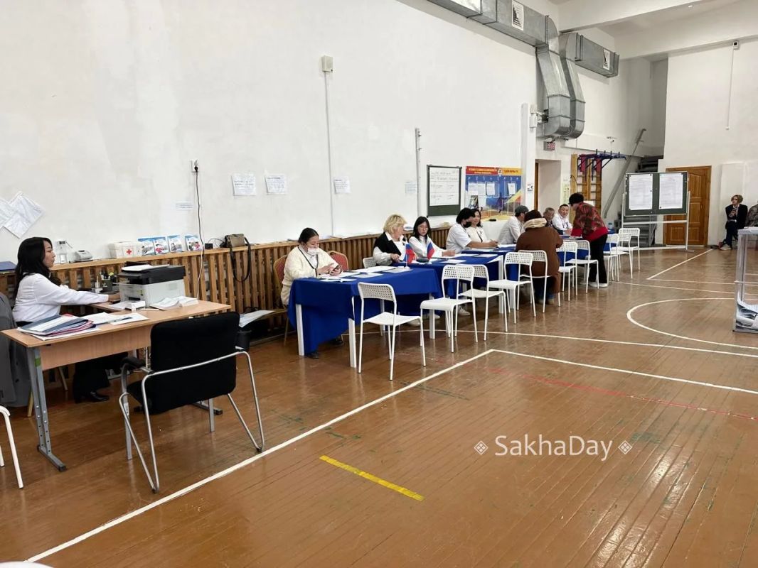 Голосование в здании школы номер 1 (проспект Ленина, 50) Голосование в здании школы номер 1 (проспект Ленина, 50)