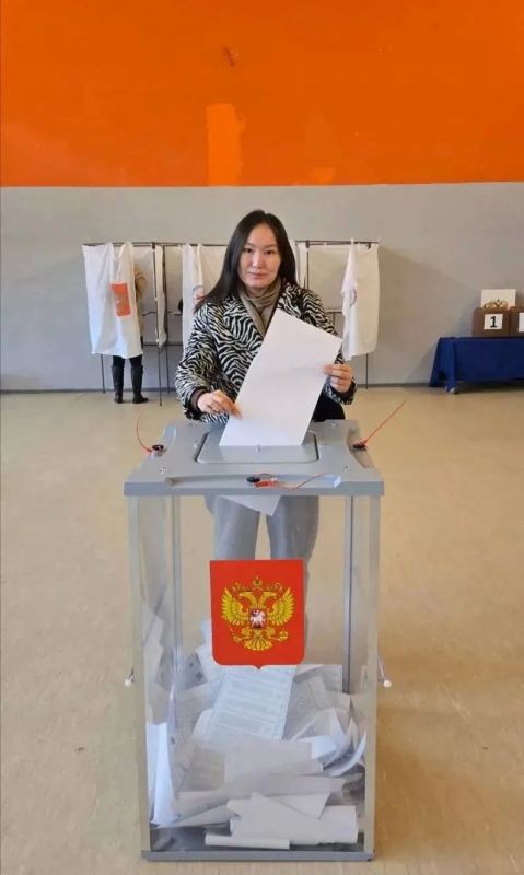 Члены Молодежного правительства Якутии проголосовали на выборах в Госдуму Члены Молодежного правительства Якутии проголосовали на выборах в Госдуму