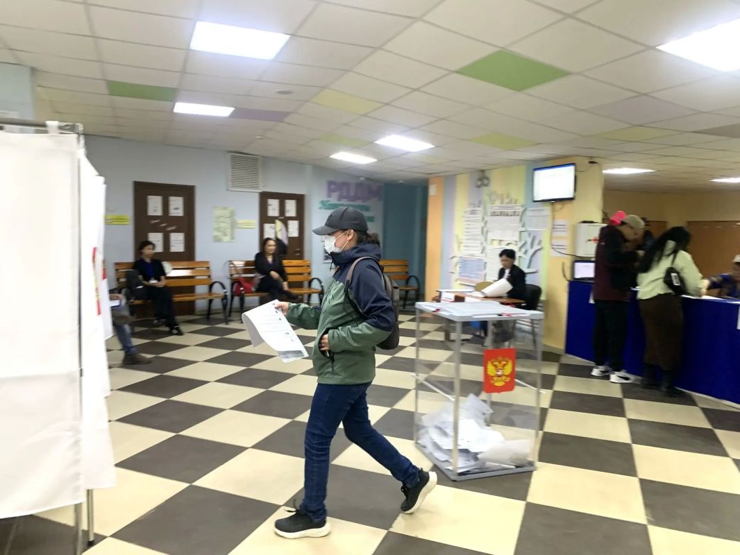 В 8.00 ч в Якутии стартовали выборы в Государственную думу РФ. На местах контроль за проведением избирательного процесса ведут почти две тысячи независимых наблюдателей, назначенных Общественной палатой РС(Я)