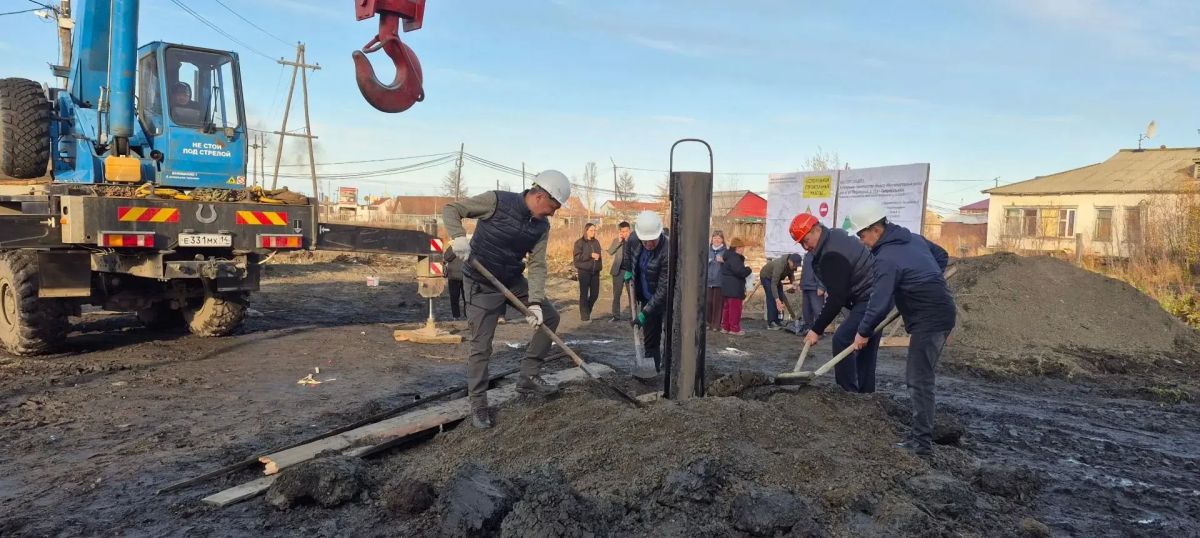 В Среднеколымске установили первую сваю нового дома в рамках программы переселения