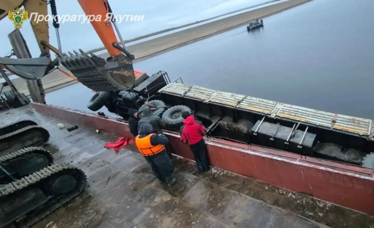 Затонувший «КАМАЗ» извлекли из воды в Нижнем Бестяхе Якутии Затонувший «КАМАЗ» извлекли из воды в Нижнем Бестяхе Якутии
