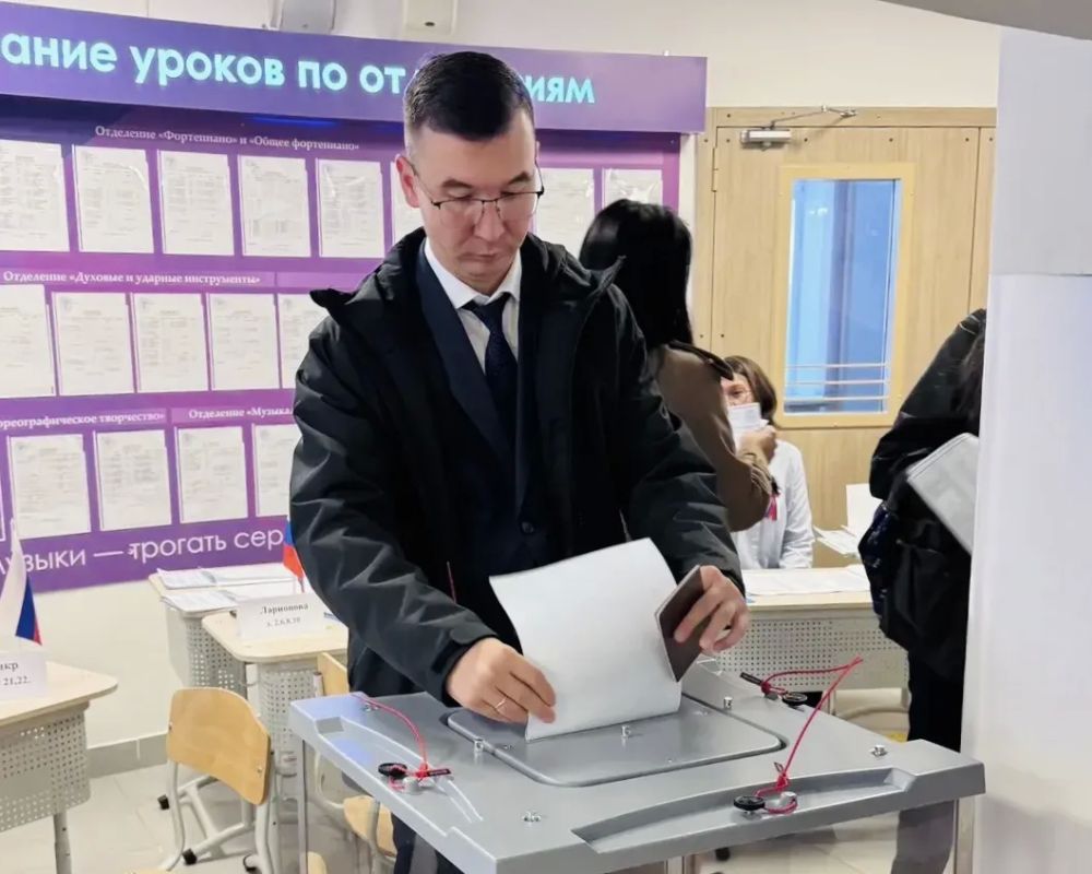 С утра проголосовал на своем избирательном участке С утра проголосовал на своем избирательном участке