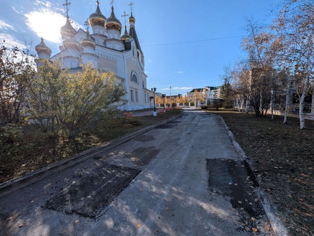 В Якутске очистили от десятков пней территорию Преображенского собора В Якутске очистили от десятков пней территорию Преображенского собора