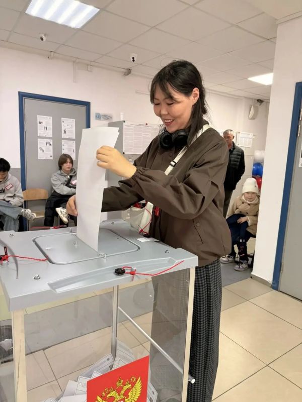 Члены Молодежного правительства Якутии проголосовали на выборах в Госдуму Члены Молодежного правительства Якутии проголосовали на выборах в Госдуму