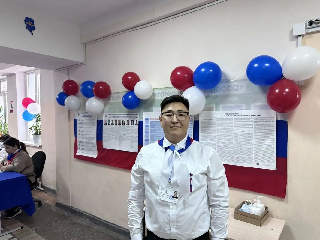 На избирательном участке №715, расположенном по адресу: улица Ярославского, 21, на базе средней школы №26, в первые часы голосования свой выбор сделали уже более 100 человек На избирательном участке №715, расположенном по адресу: улица Ярославского, 21, на базе средней школы №26, в первые часы голосования свой выбор сделали уже более 100 человек