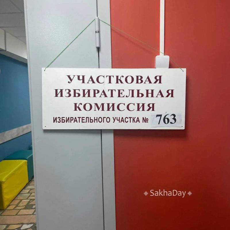 Выборы в мархинской школе номер 1. Здесь нет металлодетекторов, как в 32-й школе, сумки не досматривают, но очень много полиции, есть даже целый пост Выборы в мархинской школе номер 1. Здесь нет металлодетекторов, как в 32-й школе, сумки не досматривают, но очень много полиции, есть даже целый пост