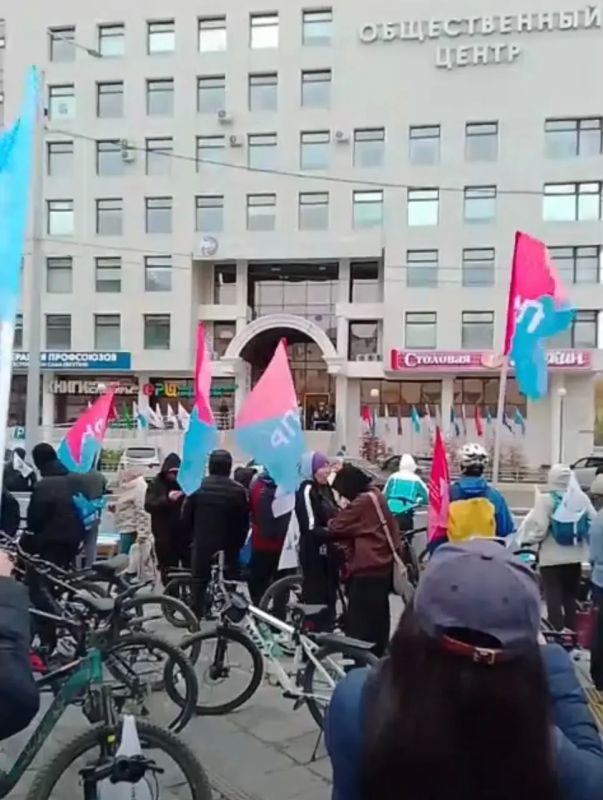 Со сквера Труженикам на улице Курашова стартовал профсоюзный велопробег Со сквера Труженикам на улице Курашова стартовал профсоюзный велопробег