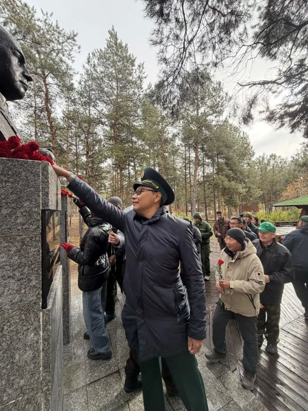 Лесоводы возложили цветы к памятникам К. Аникина и Н. Степанова Лесоводы возложили цветы к памятникам К. Аникина и Н. Степанова