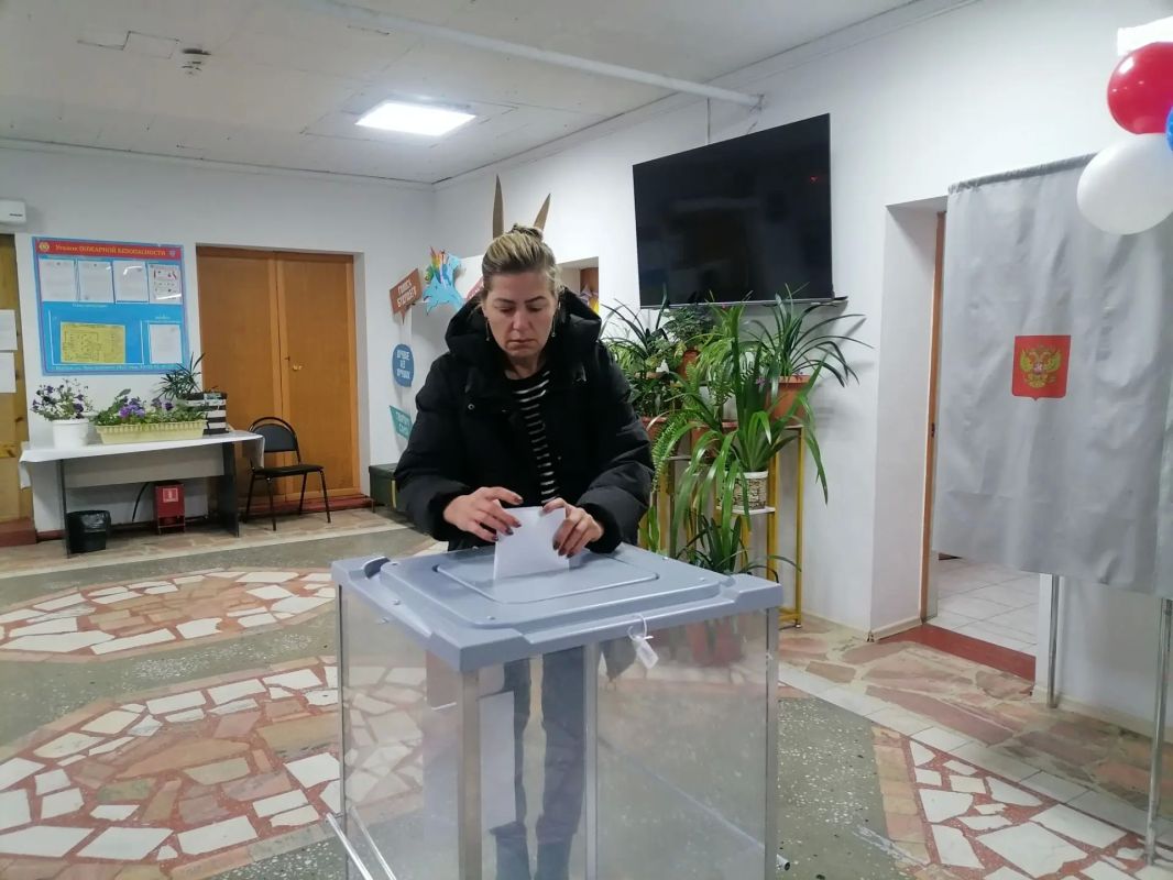 #Выборы2026. Второй день голосования в Оймяконском улусе прошел без нарушений По информации председателя Оймяконской ТИК Инги Зеленковой, явка избирателей во второй день на выборах в Госдуму по улусу составила 41,38% — свои... #Выборы2026. Второй день голосования в Оймяконском улусе прошел без нарушений По информации председателя Оймяконской ТИК Инги Зеленковой, явка избирателей во второй день на выборах в Госдуму по улусу составила 41,38% — свои...