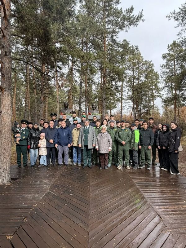 Лесоводы возложили цветы к памятникам К. Аникина и Н. Степанова Лесоводы возложили цветы к памятникам К. Аникина и Н. Степанова