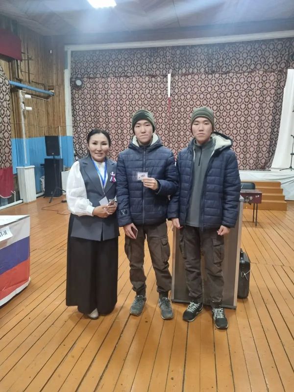 В УИК 525 с. Арылах Сунтарского района проголосовали впервые в своей жизни братья-близнецы Васильев Артем Яковлевич и