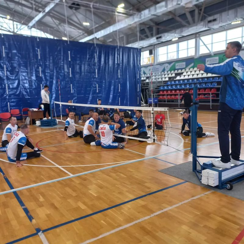 Завершился первый игровой день чемпионата ДФО по волейболу сидя