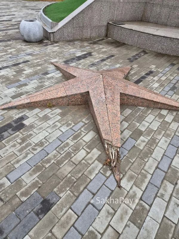 #пишут На Площади Матери никогда не включают фонари, идешь как в 20м веке на ощупь, это камера телефона с ночным режимом так светло сфоткала