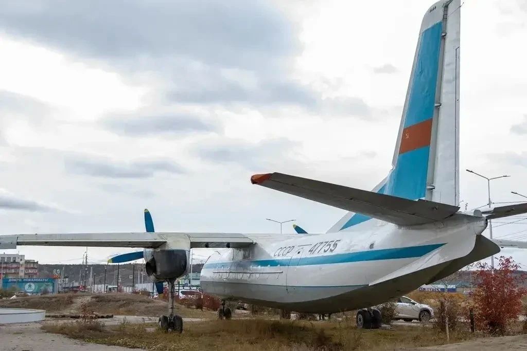 Легендарные самолеты-памятники Ан-24 и Як-40 обновили в Якутске Легендарные самолеты-памятники Ан-24 и Як-40 обновили в Якутске