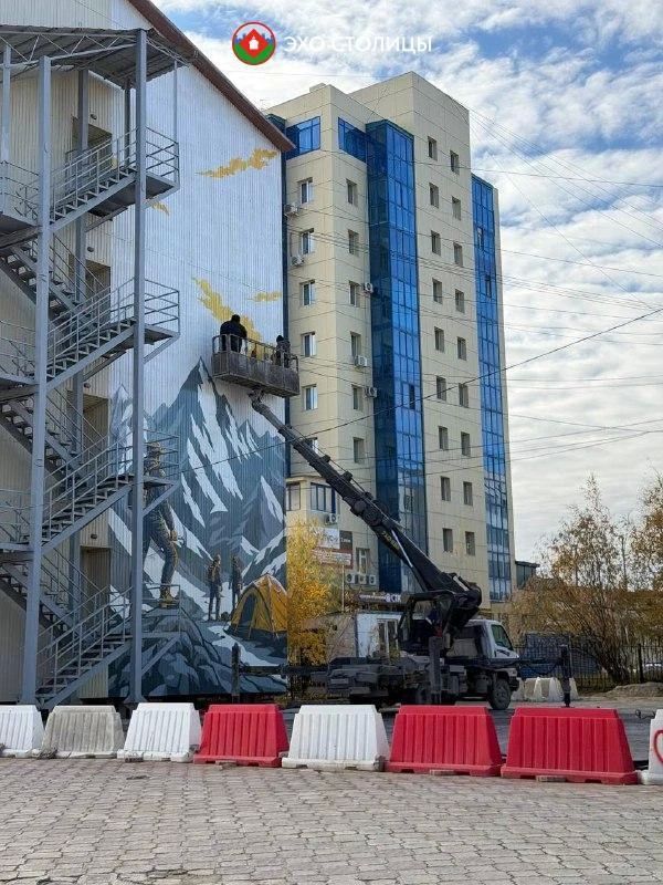 Фотофакт: мурал «Геолог» на ул. Кирова решили дорисовать Фотофакт: мурал «Геолог» на ул. Кирова решили дорисовать