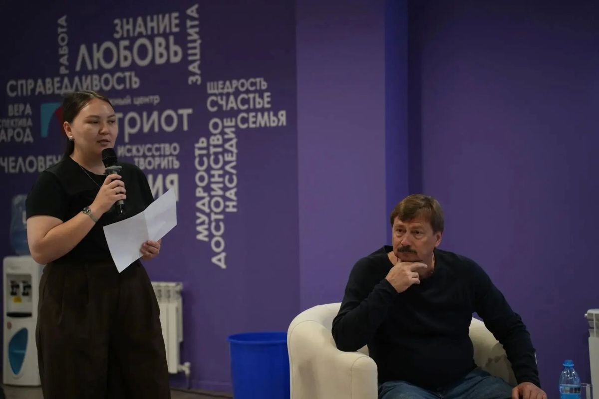 В первый день своего визита Владимир Татаринов, советник генерального директора Фонда президентских грантов, побывал в молодёжном центре «Патриот» — именно эта площадка стала главной точкой программы в Якутске В первый день своего визита Владимир Татаринов, советник генерального директора Фонда президентских грантов, побывал в молодёжном центре «Патриот» — именно эта площадка стала главной точкой программы в Якутске