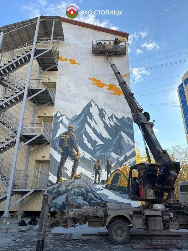 Фотофакт: мурал «Геолог» на ул. Кирова решили дорисовать Фотофакт: мурал «Геолог» на ул. Кирова решили дорисовать