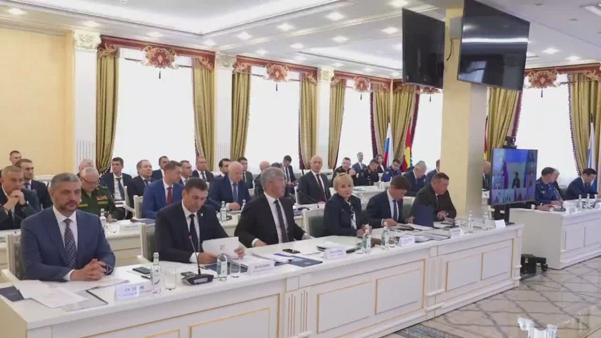 Полпред ДФО Юрий Трутнев на заседании совета округа наградил регионы ДФО за лучшие павильоны на выставке «Улица Дальнего Востока», прошедшей в рамках ВЭФ-2026