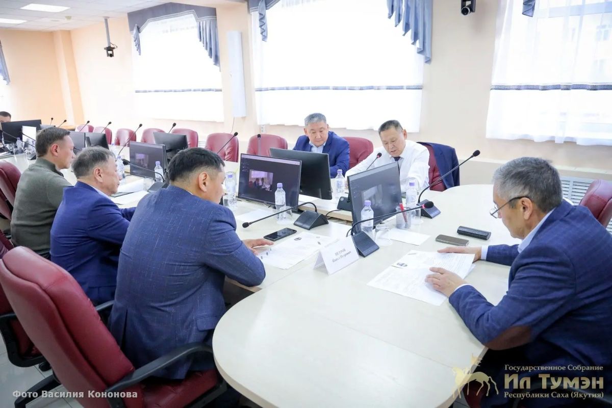 В Государственном Собрании (Ил Тумэн) Республики Саха (Якутия) состоялось рабочее совещание постоянного комитета по экономической, инвестиционной и промышленной политике под председательством Павла Петрова В Государственном Собрании (Ил Тумэн) Республики Саха (Якутия) состоялось рабочее совещание постоянного комитета по экономической, инвестиционной и промышленной политике под председательством Павла Петрова