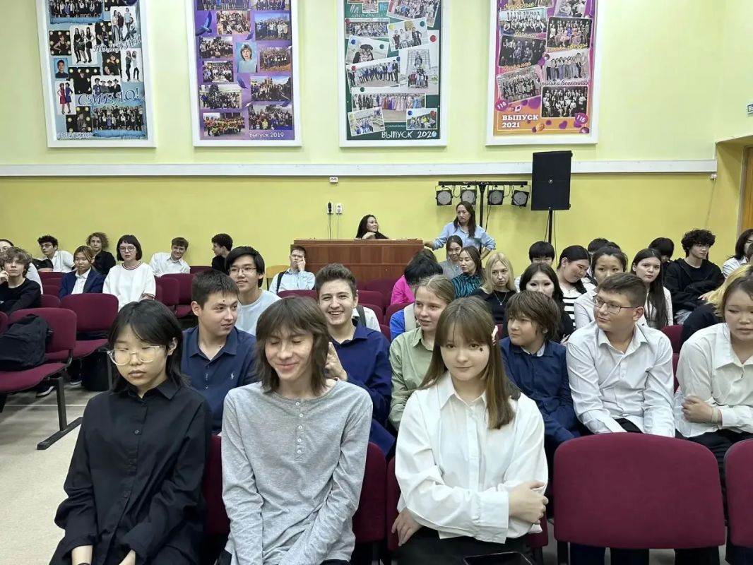 Георгий Андреев провел урок ко Дню государственности Якутии в школе № 15 Георгий Андреев провел урок ко Дню государственности Якутии в школе № 15
