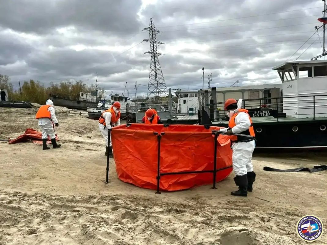В Якутске прошли учения по ликвидации разлива нефтепродуктов на реке В Якутске прошли учения по ликвидации разлива нефтепродуктов на реке