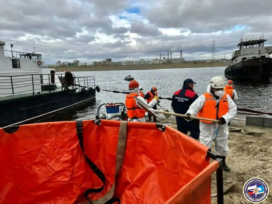 В Якутске прошли учения по ликвидации разлива нефтепродуктов на реке В Якутске прошли учения по ликвидации разлива нефтепродуктов на реке