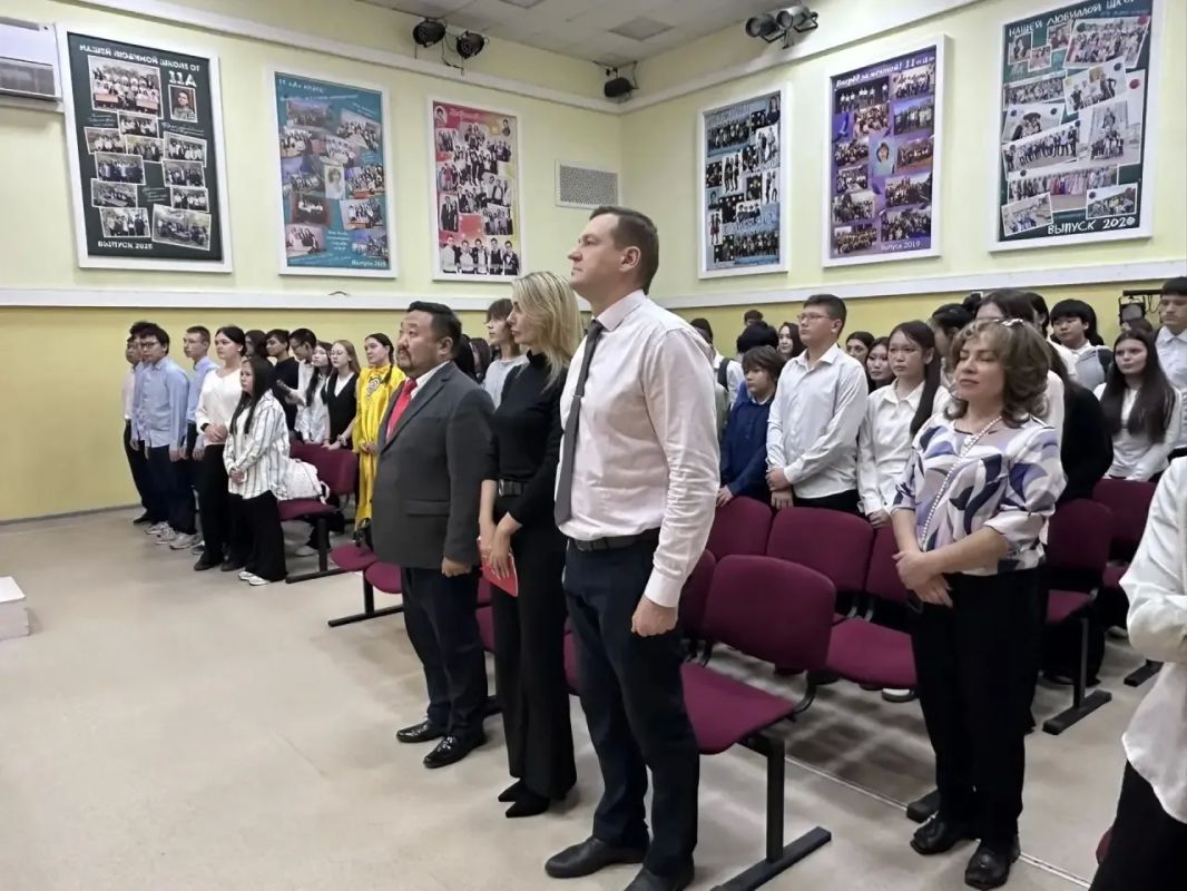 Георгий Андреев провел урок ко Дню государственности Якутии в школе № 15 Георгий Андреев провел урок ко Дню государственности Якутии в школе № 15
