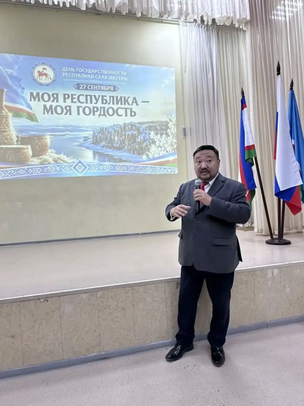 Георгий Андреев провел урок ко Дню государственности Якутии в школе № 15