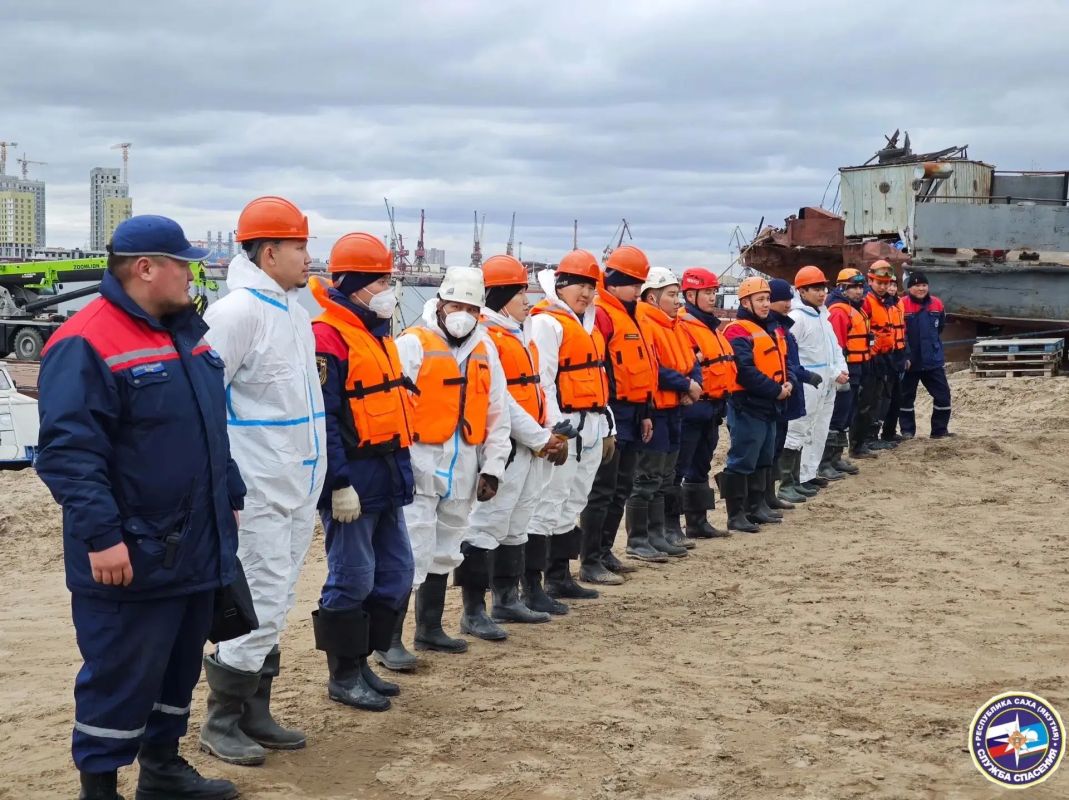 В Якутске прошли учения по ликвидации разлива нефтепродуктов на реке В Якутске прошли учения по ликвидации разлива нефтепродуктов на реке