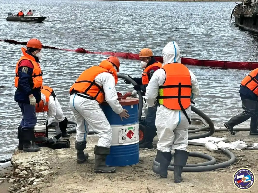 В Якутске прошли учения по ликвидации разлива нефтепродуктов на реке В Якутске прошли учения по ликвидации разлива нефтепродуктов на реке
