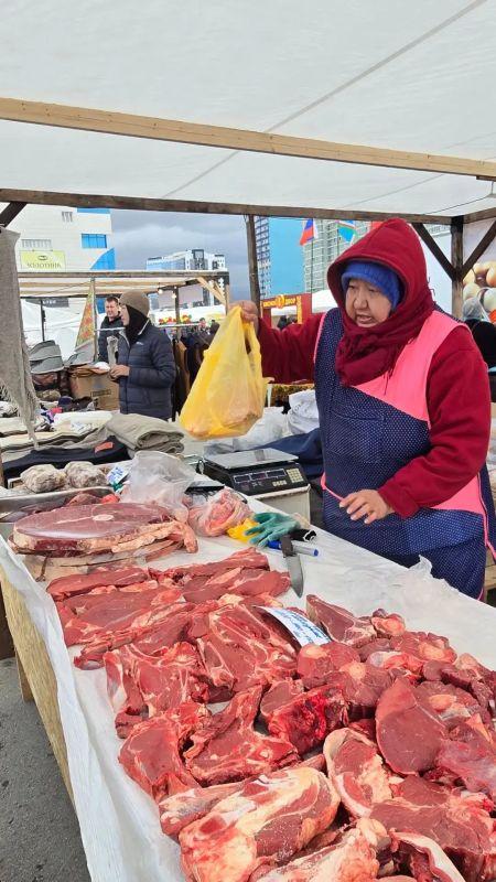 Сегодня в Якутске на Комсомольской площади развернулась республиканская агропромышленная выставка-ярмарка «Продовольствие-2026» Сегодня в Якутске на Комсомольской площади развернулась республиканская агропромышленная выставка-ярмарка «Продовольствие-2026»