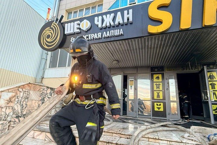 Трехэтажное здание загорелось на улице Кирова в Якутске