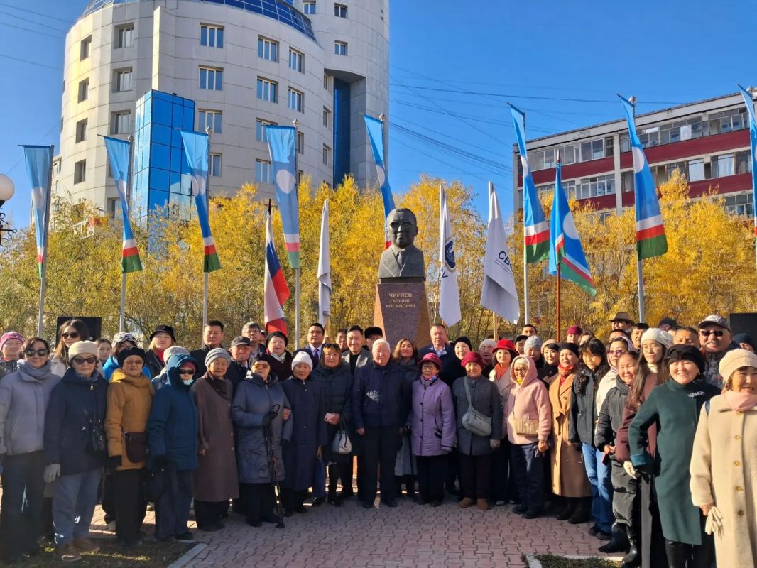 Сегодня в День государственности в городе Якутске состоялись возложения цветов к памятникам выдающихся государственных деятелей республики Сегодня в День государственности в городе Якутске состоялись возложения цветов к памятникам выдающихся государственных деятелей республики
