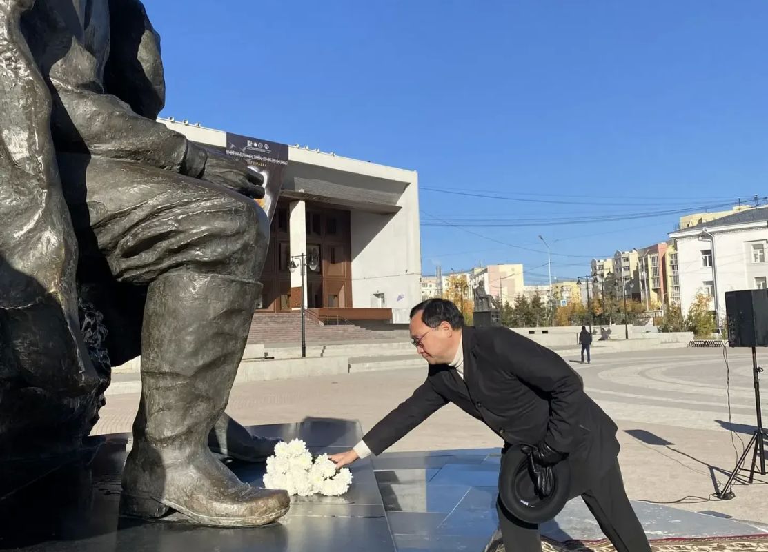 В Якутске возложили цветы к памятнику Алексею Кулаковскому