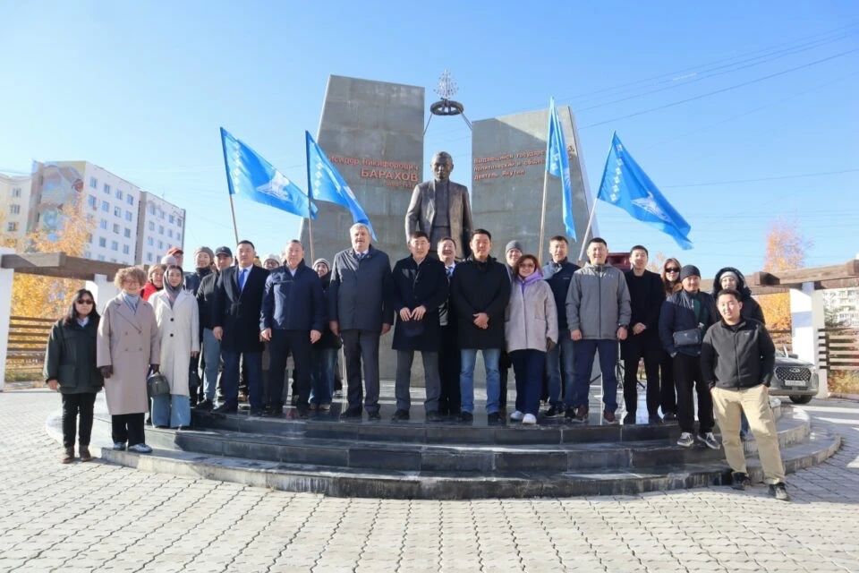 27 сентября, в День государственности республики, якутяне возложили цветы к памятнику выдающемуся сыну народа саха, видному государственному и политическому деятелю Исидору Барахову в Якутске